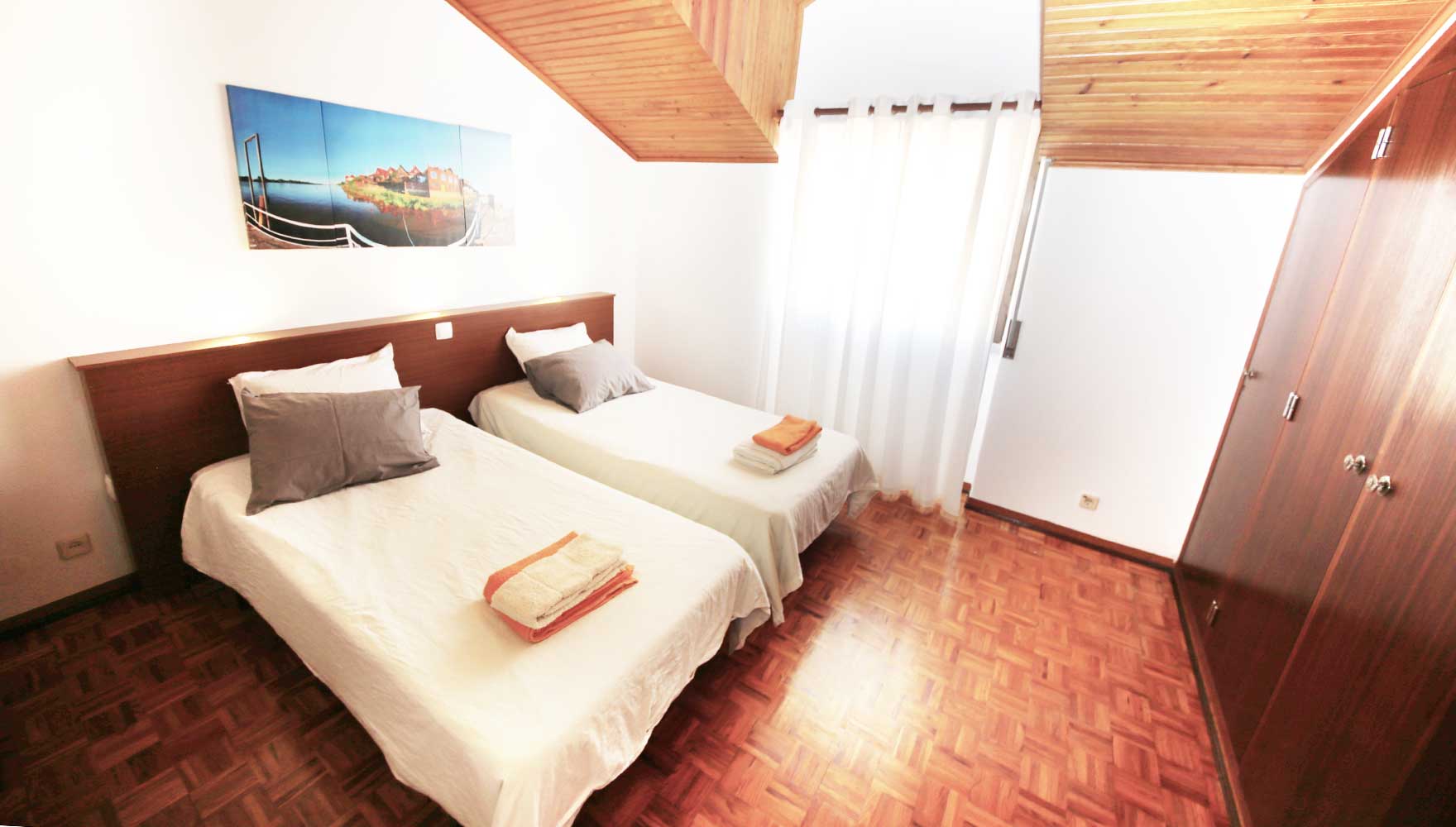 bedroom with 2 single beds