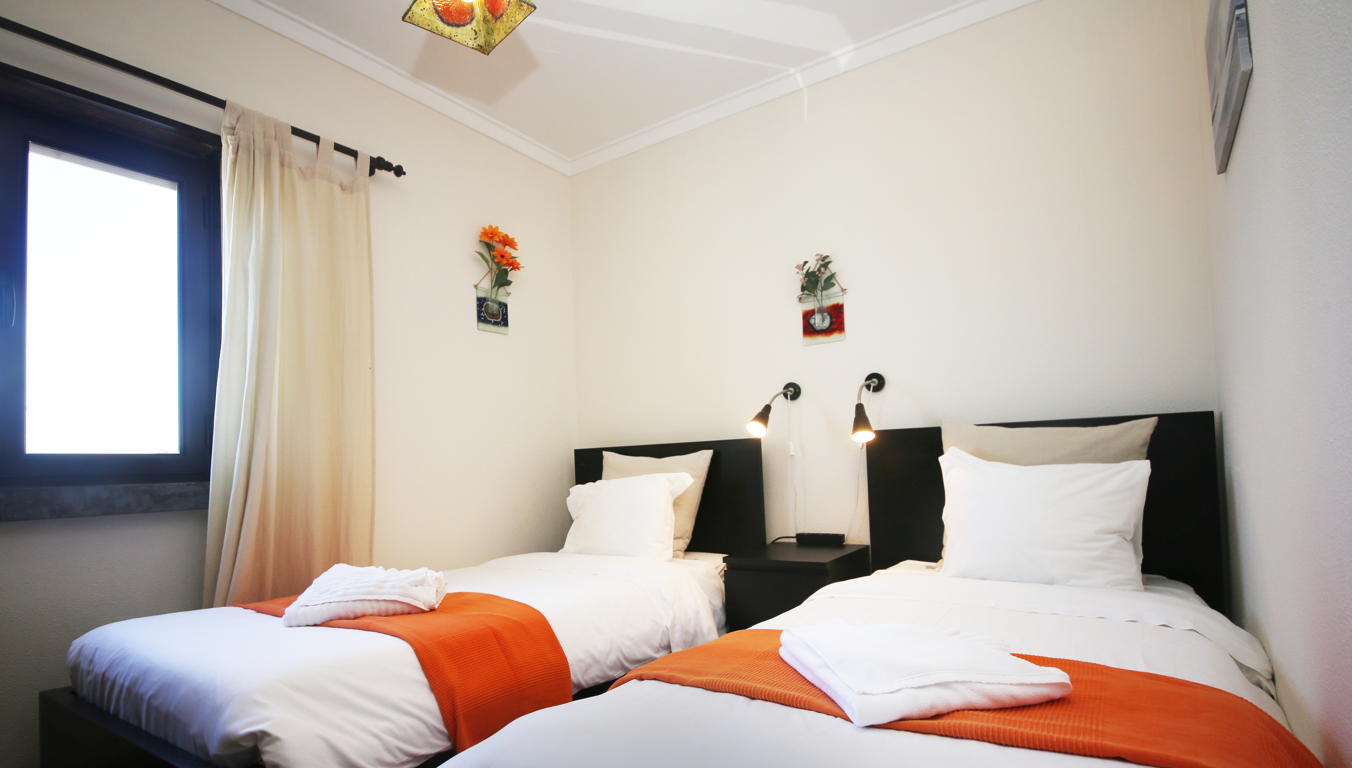 bedroom with 2 single beds